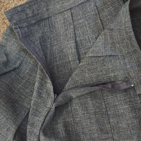 SLIGHTLY USED GRAY SKIRT NO SIZE NO BRAND NAME SIZE 15INCH BY 22INCH - Picture 9 of 11